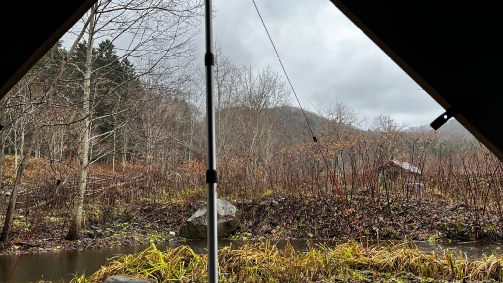 翌朝の雨と撤収作業