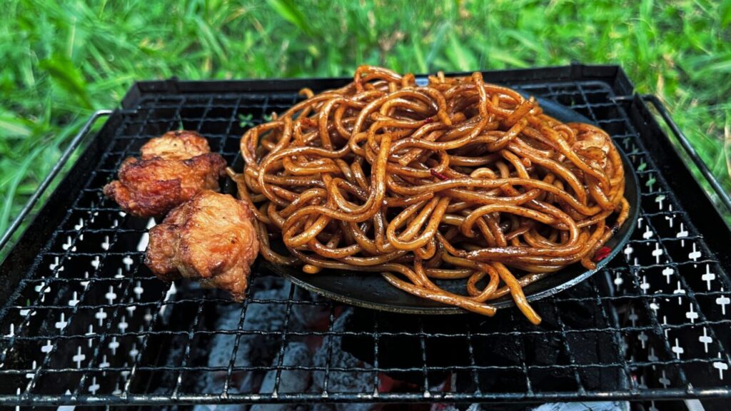 セコマの唐揚げ焼きそばを軽く炒めると激ウマ！